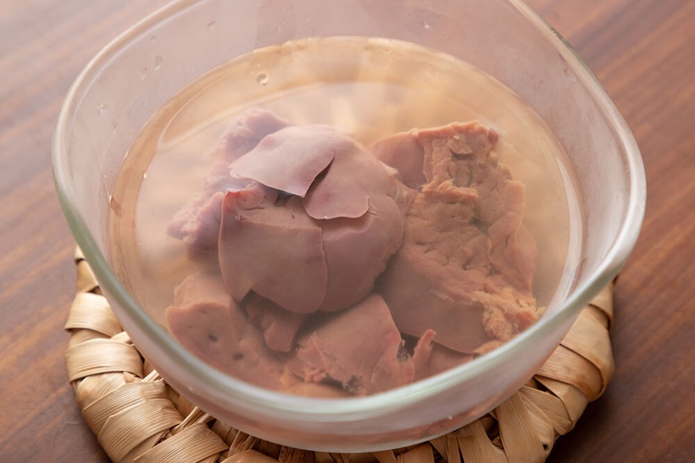 すやすやレシピ24:鶏肝を塩水につける