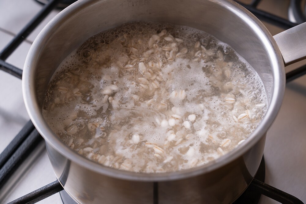 レシピ８：押し麦を熱湯に入れる
