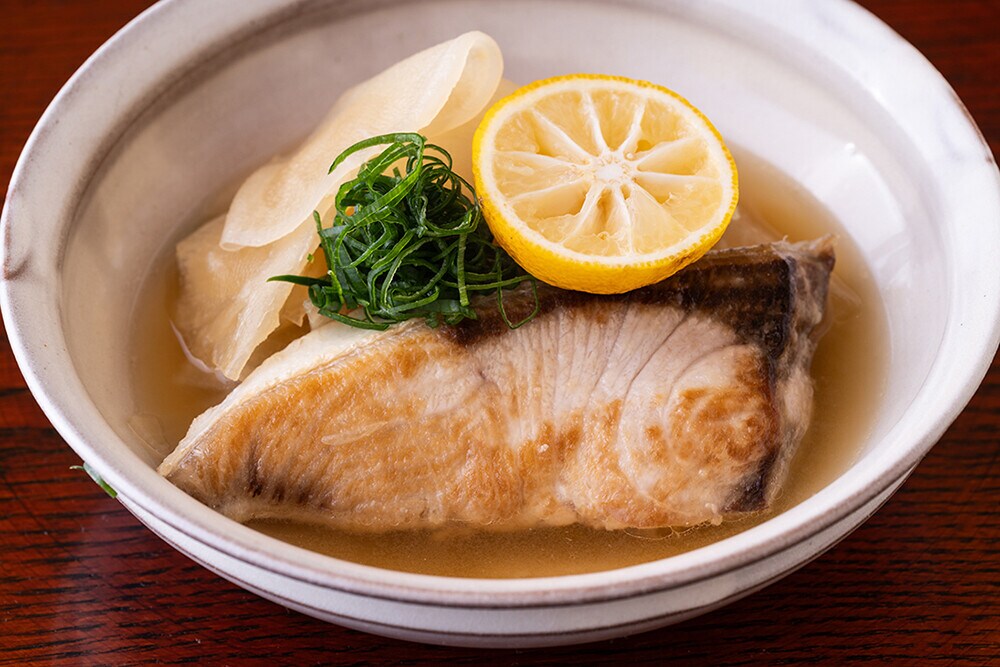 鍋に3の大根とAを入れて中火にかけ、蓋をする。沸いたら火を少し弱めて5~6分間ほど煮る。2のブリをのせ、もう一度蓋をして3分間ほど煮て火を止める。煮汁ごと器に盛り、青ねぎをのせ、柚子を絞っていただく。