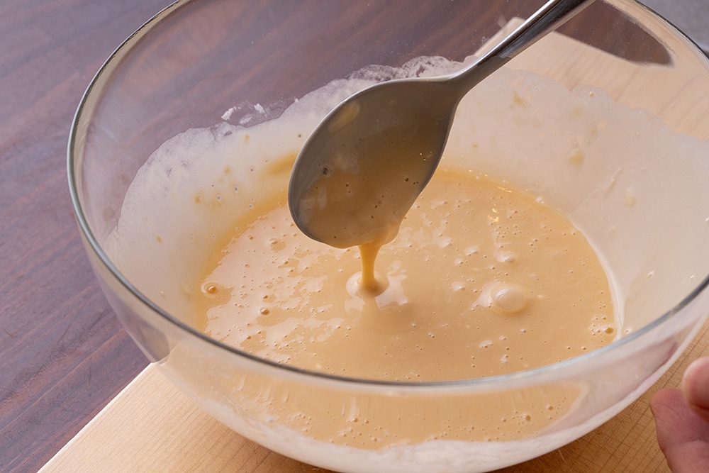 ボウルにAを入れてスプーンでよく混ぜ、１の玉ねぎとBを加えてざっくりと混ぜる。