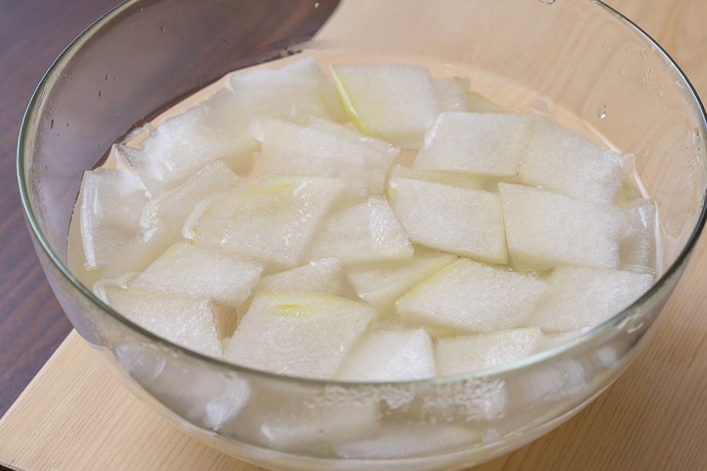 1の冬瓜を耐熱ボウルに入れて、水大さじ1(分量外)をふって、ふんわりとラップをする。600wの電子レンジに3分間ほどかける。サッと洗ってたっぷりの水に5分間ほどさらす。