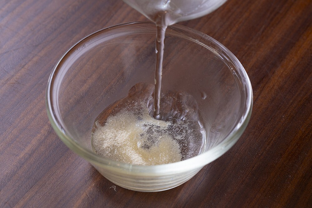 耐熱ボウルにゼラチンを入れて熱湯50mlを注ぎ、混ぜて溶かす。そこに砂糖大さじ1も加えて混ぜ溶かす。