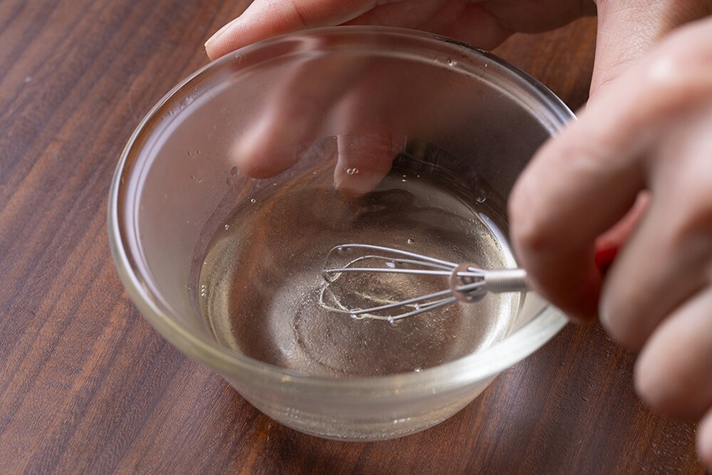 耐熱ボウルにゼラチンを入れて熱湯50mlを注ぎ、混ぜて溶かす。そこに砂糖大さじ1も加えて混ぜ溶かす。