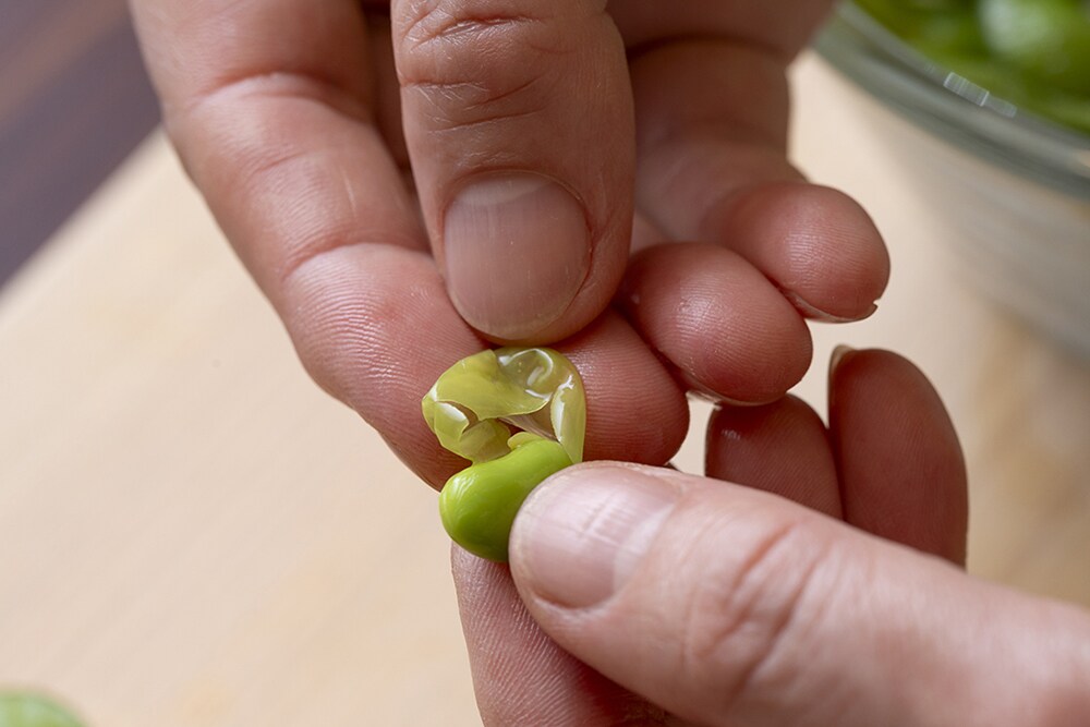 枝豆はサッと洗って塩適量(分量外)で揉み、熱湯で3~5分間ほど茹でて水気をきる。粗熱がとれたら、さやからだし、薄皮までむく。