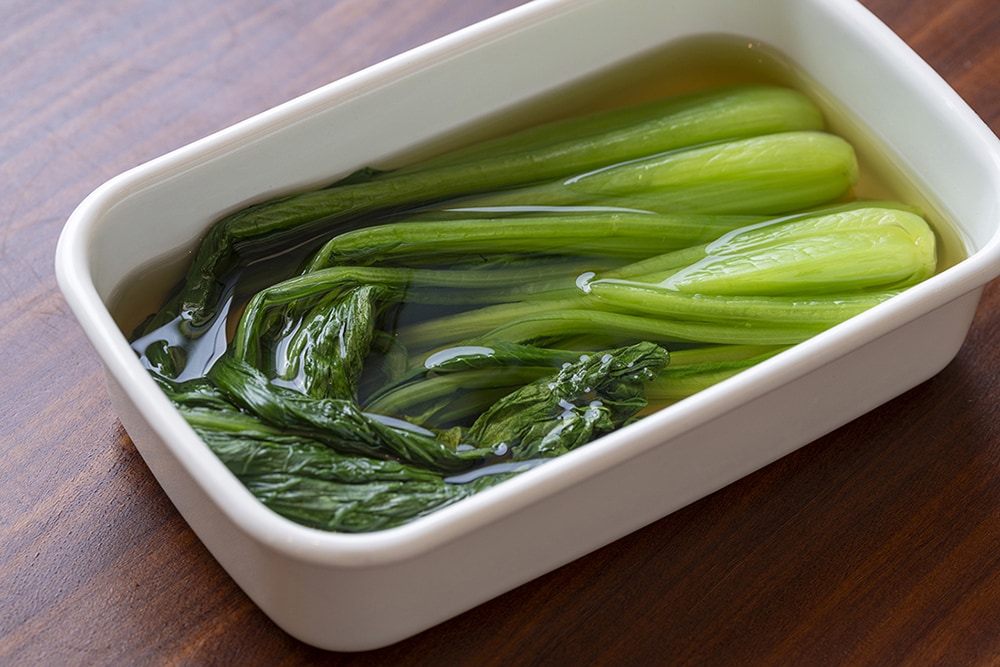 小鍋にAを入れて中火にかけてひと煮立ちさせ、１の小松菜をつけて3時間以上おく。