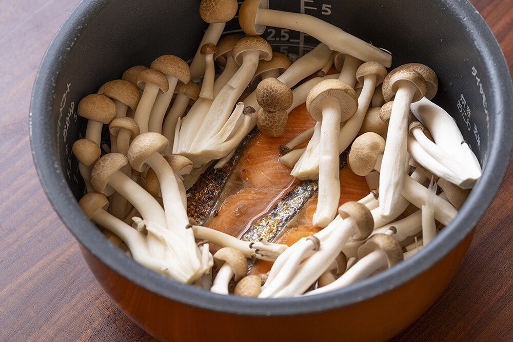 炊飯器に洗った米を入れ、Aを入れてひと混ぜする。1の鮭を上にのせ、しめじは手でほぐしながら入れて普通に炊く。