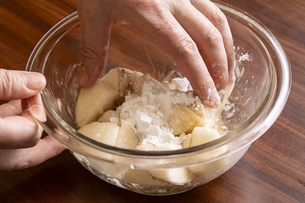 揚げる直前に片栗粉の半量(大さじ1)をまぶして手でもんでねっとりとしたら、残りの片栗粉(大さじ1)をまぶす。※片栗粉を2回にわけてまぶすことがポイント。