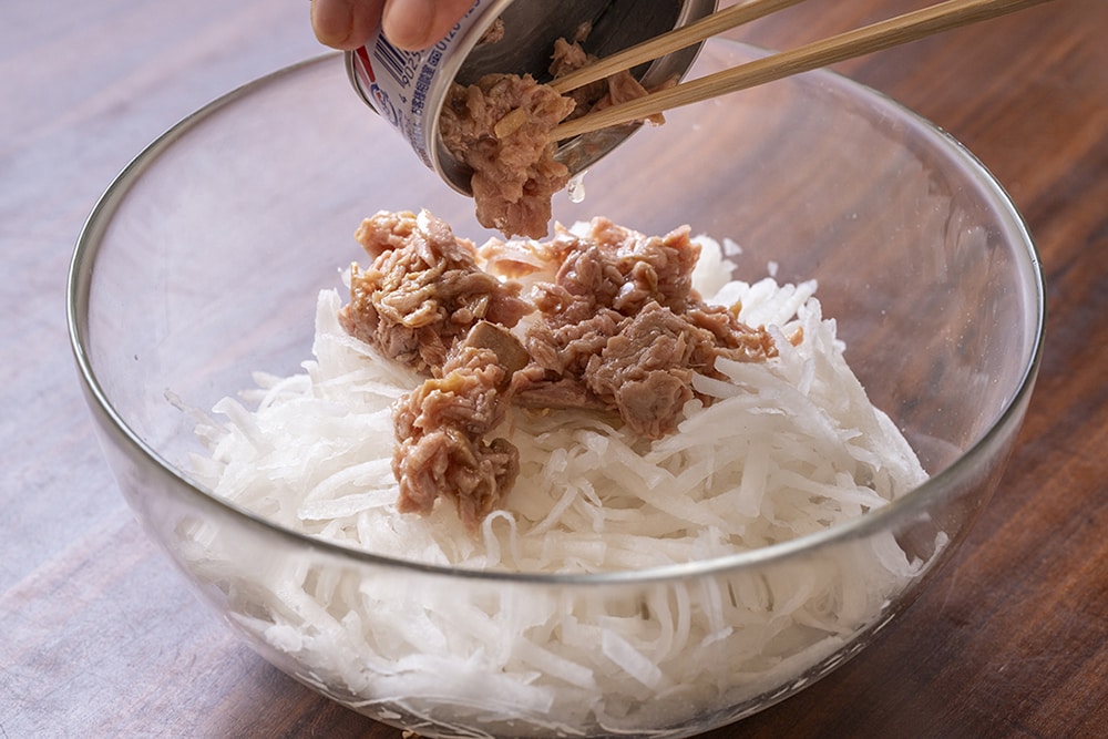 １のボウルにツナを汁ごと入れて混ぜる。