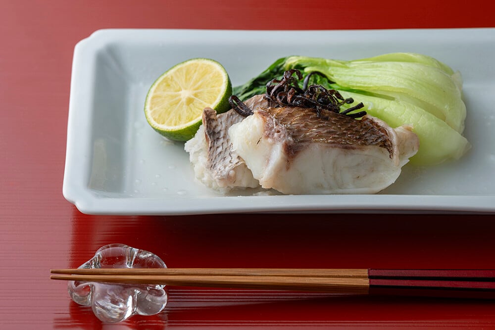 大原千鶴のすやすやレシピ127：鯛と昆布のレンジ蒸し