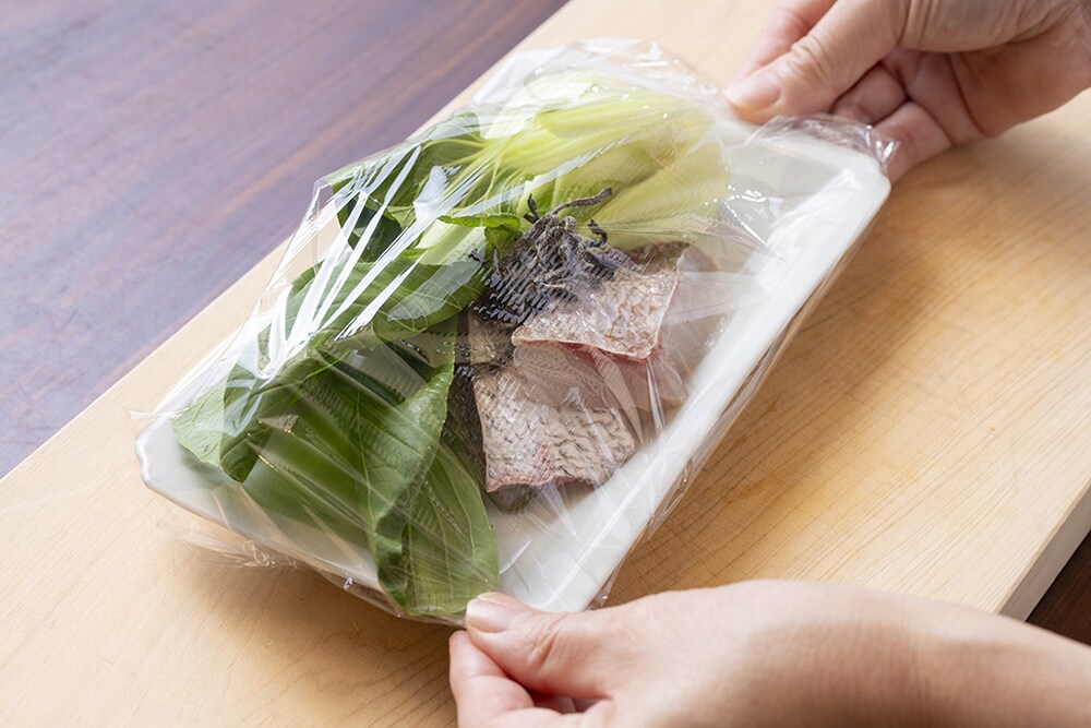 耐熱皿に1のチンゲン菜、2の鯛、塩昆布をのせる。塩昆布に酒をふり、チンゲン菜には太白ごま油をふる。ラップをふんわりかけて600wの電子レンジに3分 ~ 3分30秒間かける。