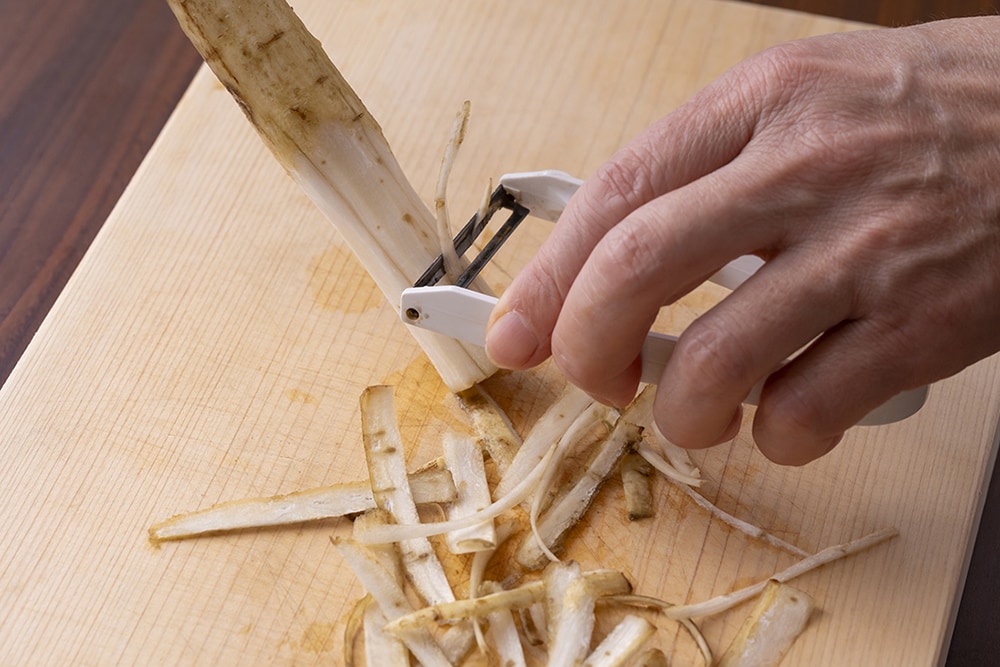 ごぼうはピーラーでささがきにして水にとり、煮る直前に水気をきる。
