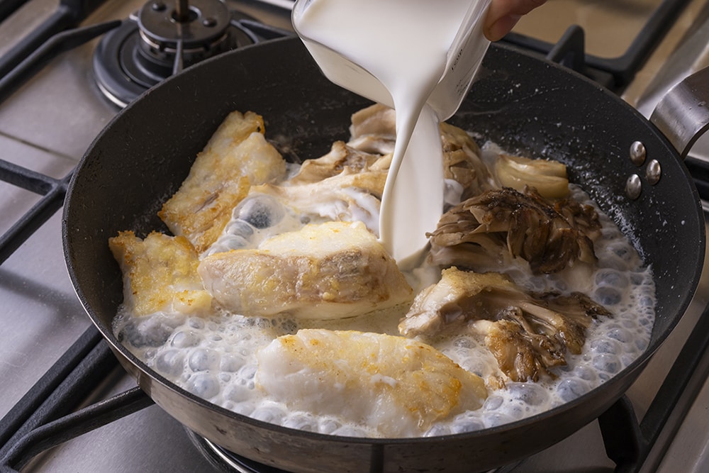 フライパンに米油と２のにんにくを入れて弱めの中火にかけ、１のタラを入れて焼く。うっすらと焼き色がついたら上下を返し、２のまいたけも入れて蓋をして蒸し焼きにする。途中上下を返して、まいたけがしんなりとしたら蓋を外し、牛乳を加減しながら少しずつ加えてヘラで優しく混ぜる。