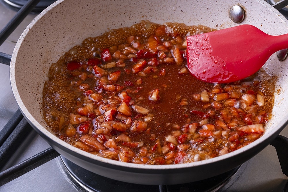 ２のフライパンにAを加えて中火にかける。沸いてきたら、１の刻んだいちご加えてサッと炒め、火を止める。