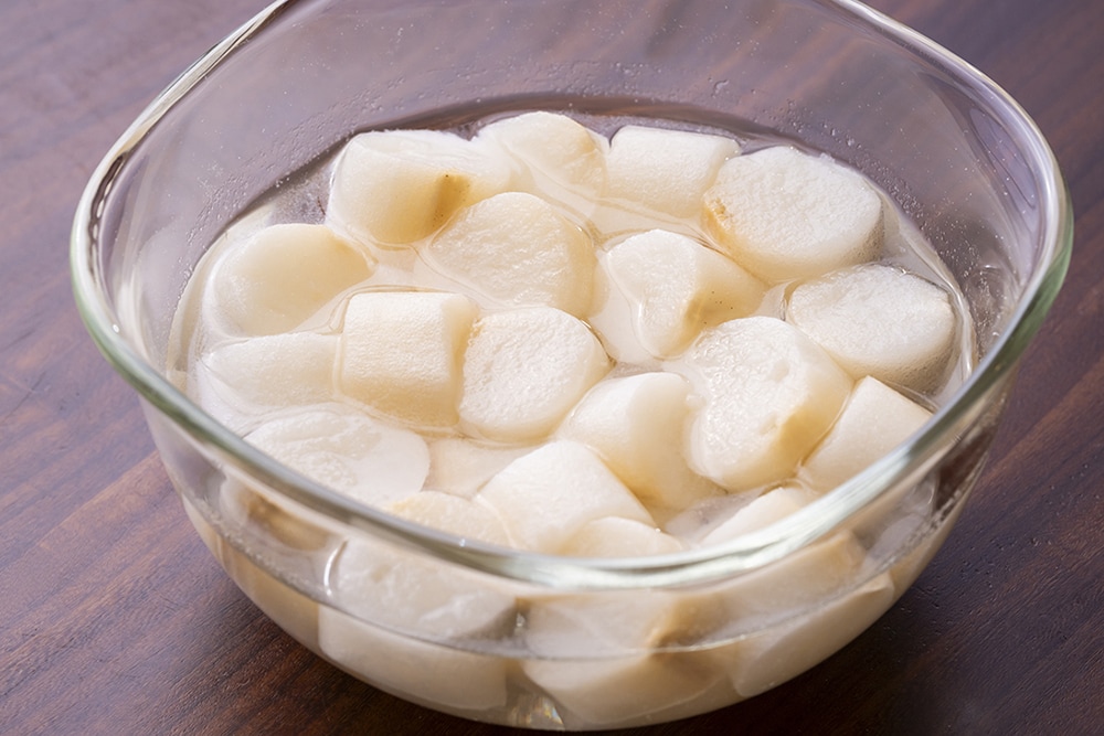 麩はたっぷりの水につけて戻し、水気をギュッとしぼる。