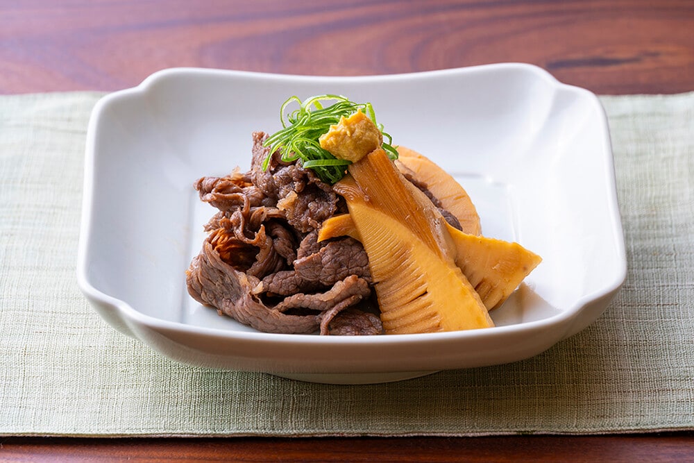 牛肉は大きければ、食べやすく切る。フライパンに牛肉とAを入れて中火にかける。混ぜながら炒りつけ、肉の色が少し変わってきたら、1のたけのこを加えて煮汁がほぼなくなるまで混ぜながら煮詰める。器に盛り、青ねぎをのせ、溶き辛子を添える。