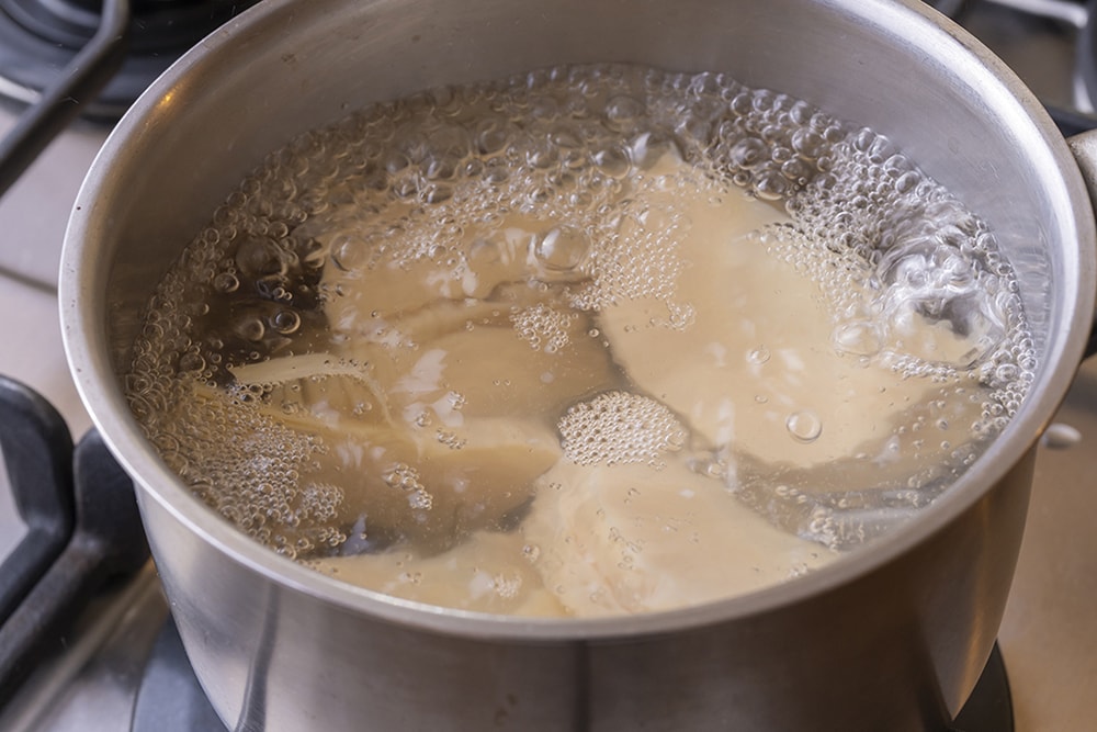 たけのこは食べやすく切る。＊水煮のたけのこ場合は、小鍋にかぶるくらいの水とともに入れて中火にかけ、沸いたら1分間ゆでて湯をきる。