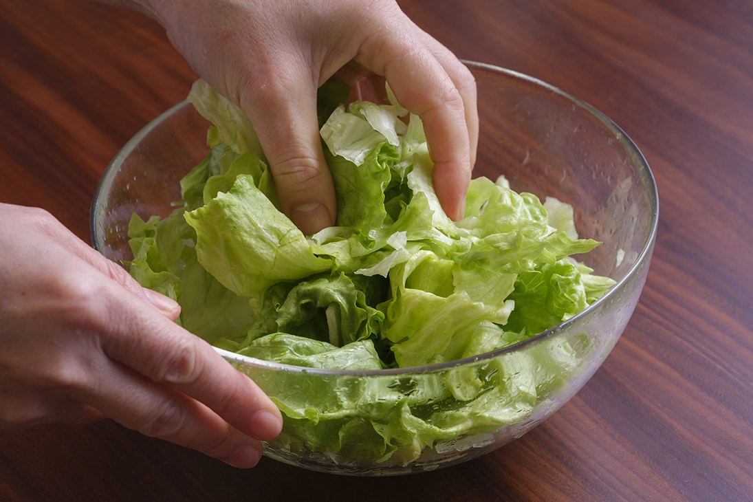 レタスは大きめに手でちぎって塩をまぶし、手でもんでしんなりとさせる。