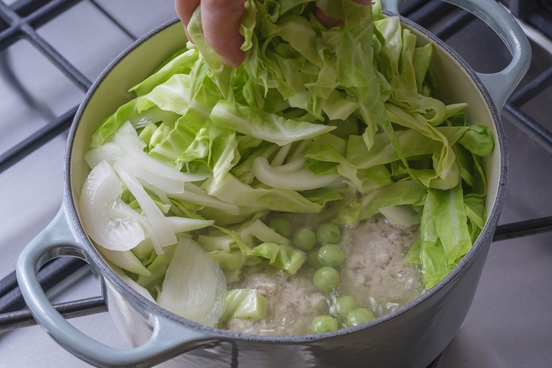 肉団子に火が通ったら、１のキャベツと新玉ねぎを入れる。