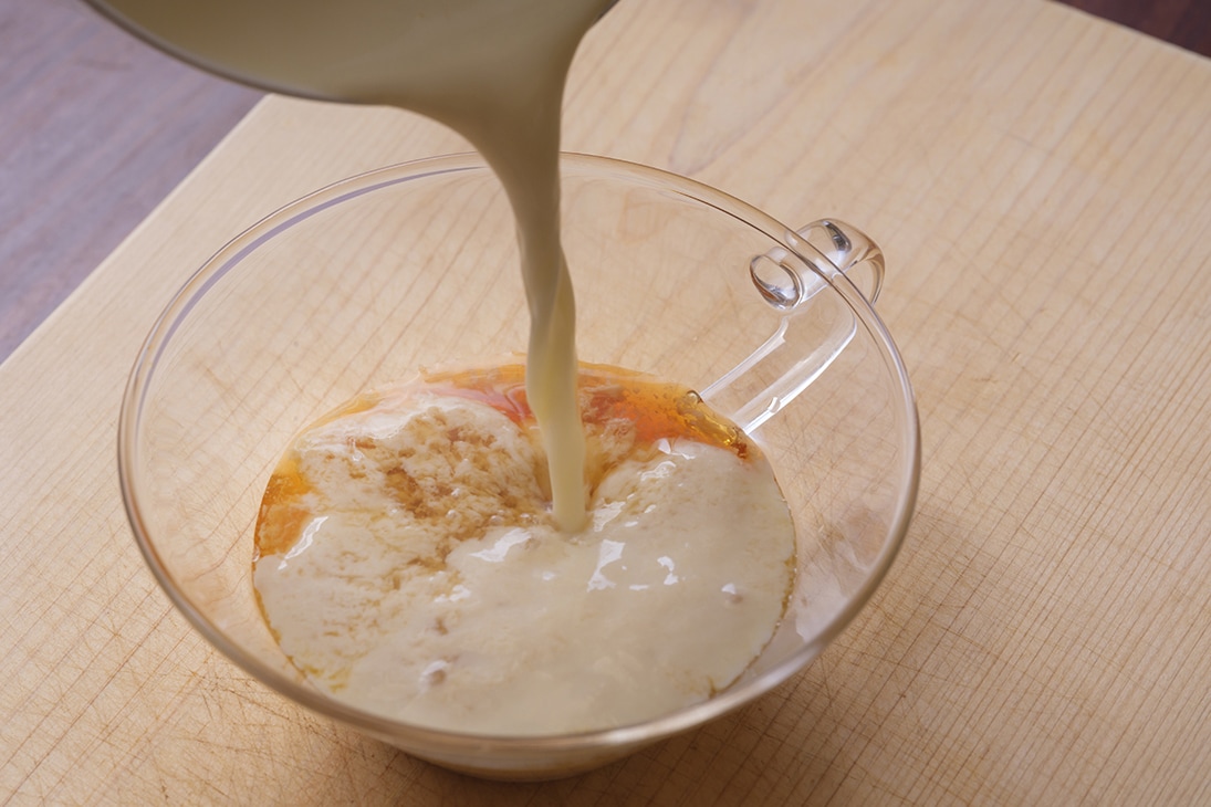 小鍋に豆乳を入れて沸騰直前まで温め、２の器に注ぐ。