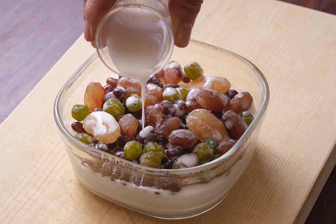いったん取り出し、甘納豆を上にちらし、１で取りおいた生地をかける。
