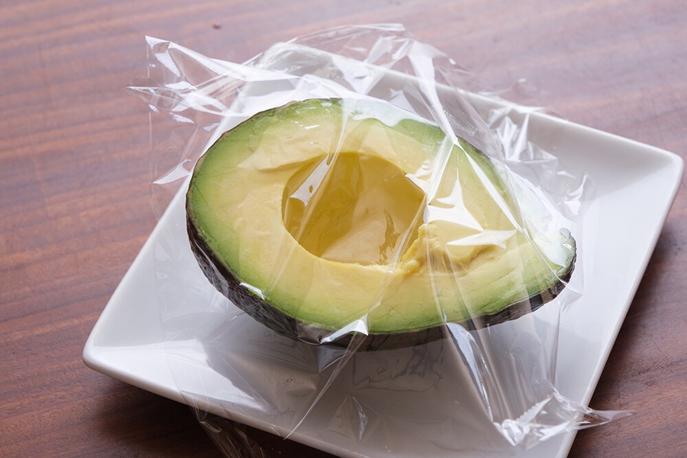 大原千鶴のすやすやレシピ44:アボカドの種を取る