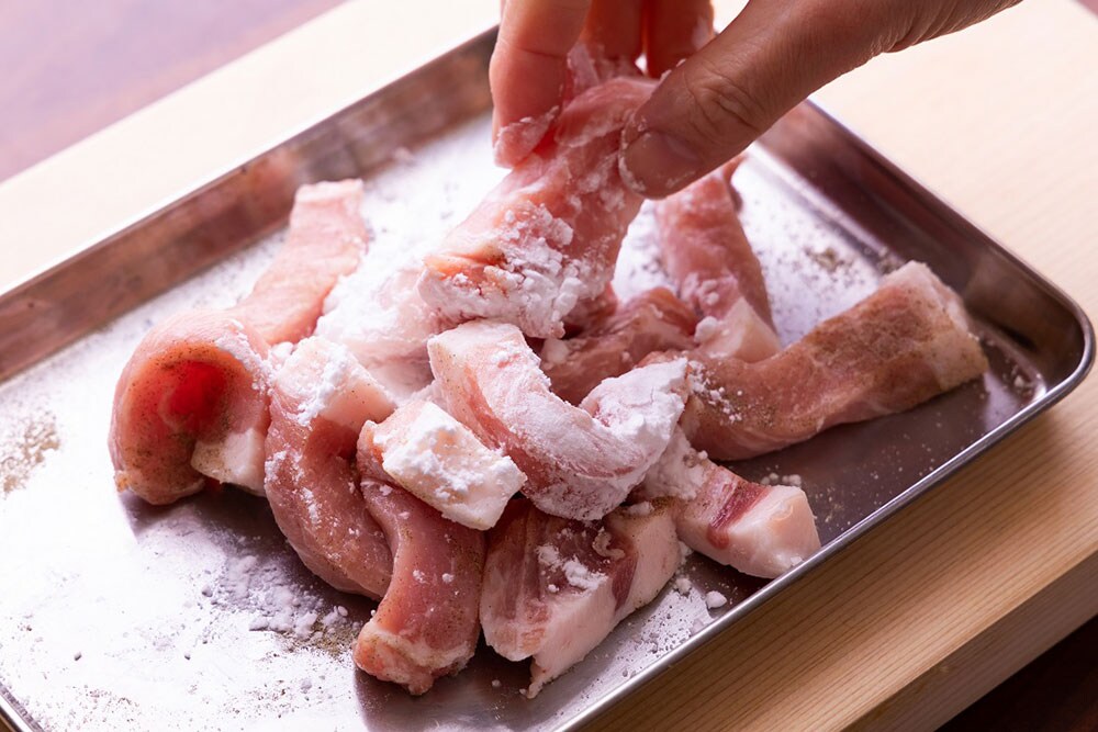 大原千鶴のすやすやレシピ51:豚肉に片栗粉をまぶす