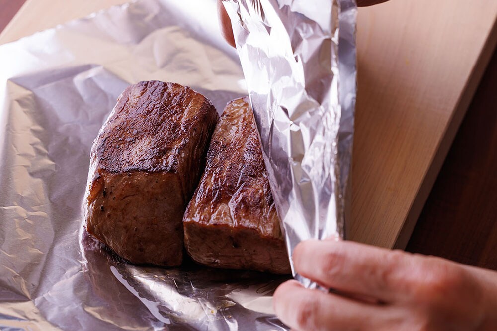 フッ素樹脂加工のフライパンを中火で熱し、牛肉を入れて、全体をしっかり5分ほどかけて焼きつける。