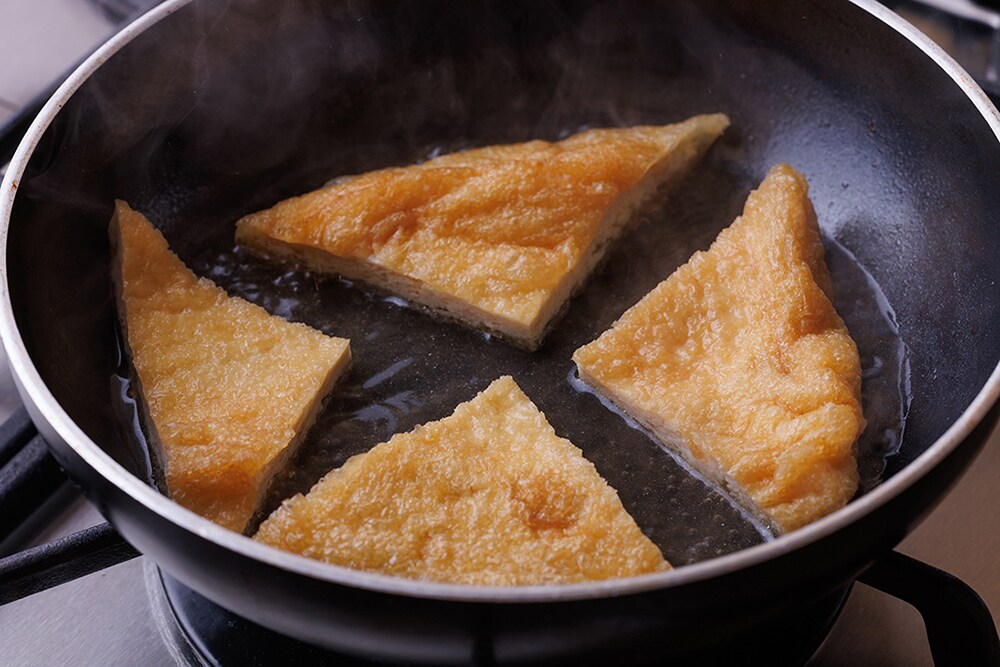 フライパンに１の油揚げとAを入れて中火にかけ、2分間ほど煮る。