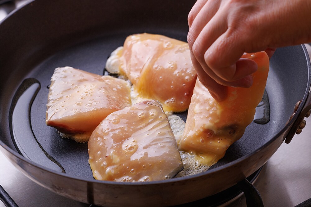 フライパンに米油を入れて弱めの中火にかけ、溶き卵にくぐらせた１のさわらを並べ入れて蓋をする。