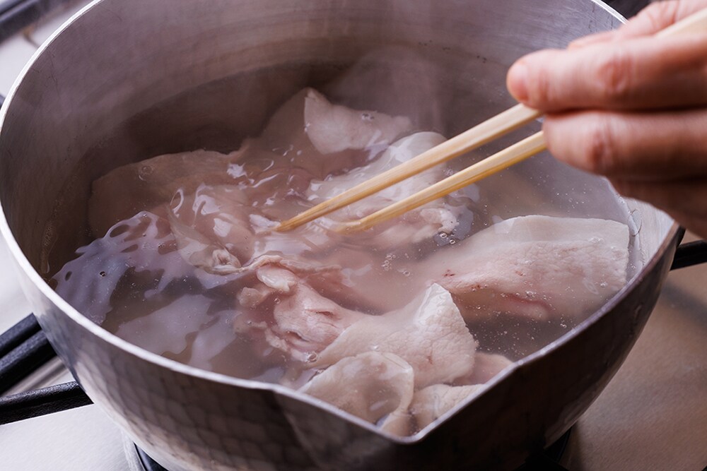 2の素麺を茹でた湯を沸かし、豚肉を一度に入れ、箸でザッと混ぜ、火を止める。