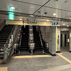 エスカレーターもしくはエレベーターで地上まで上がってください。