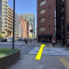地上に到着されましたら、皇居方面（国立劇場方面）へ向かう横断歩道を渡り、新宿通り沿いに100メートルほど直進してください。写真の左手が新宿通りです。