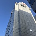 上を見上げていただくとワコールのマークが見えます。そのまままっすぐお進みください。