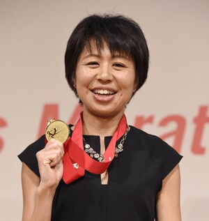 2016大阪マラソン　メダル持.gif