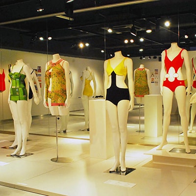 「水辺のファッション 1900年代～1970年代」<br>2013年8月16日までKCIギャラリーで開催中